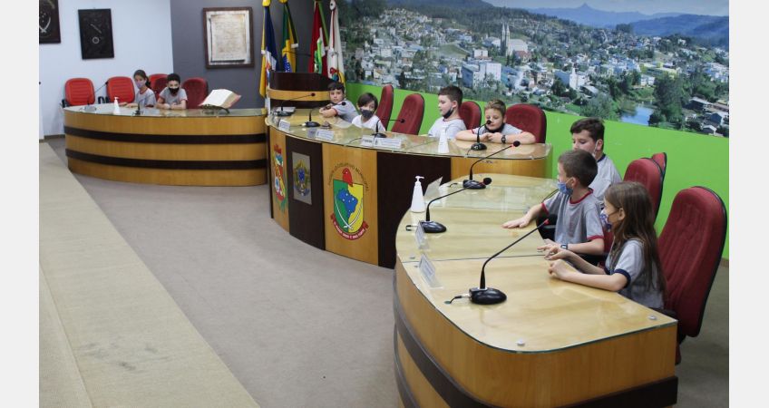 Alunos da Escola Adolpho Ewald visitam a Câmara de Vereadores Alunos da Escola Adolpho Ewald visitam a Câmara de Vereadores