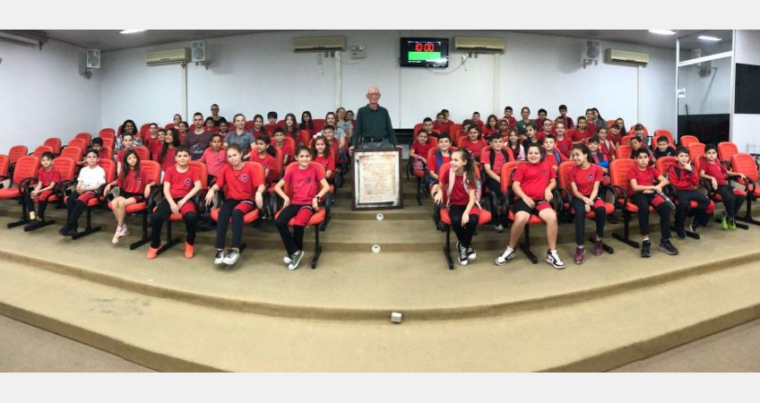 Alunos da Escola Leopoldo Jacobsen visitam a Câmara e aprendem sobre o hino de Taió Alunos da Escola Leopoldo Jacobsen visitam a Câmara e aprendem sobre o hino de Taió