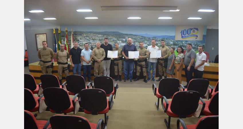 Câmara de Taió homenageia PMs que salvaram recém-nascido Câmara de Taió homenageia PMs que salvaram recém-nascido