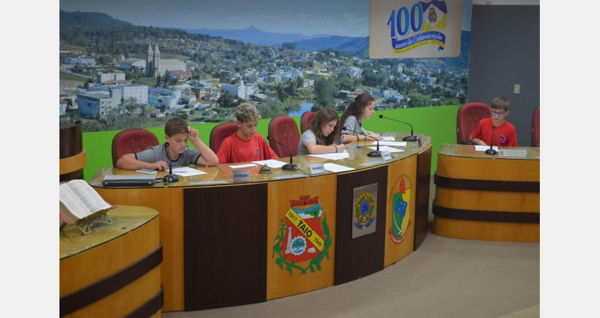 Câmara Estudantil realiza última sessão do ano Câmara Estudantil realiza última sessão do ano