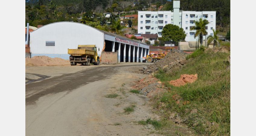 Indicação sugere pavimentação no pátio da Secretaria de Obras Indicação sugere pavimentação no pátio da Secretaria de Obras