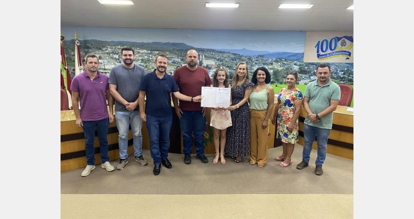 Moção de Aplausos para aluna destaque no projeto Honestidade nas Escolas Moção de Aplausos para aluna destaque no projeto Honestidade nas Escolas