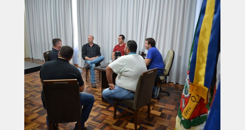 Vereadores se reúnem com secretário regional Vereadores se reúnem com secretário regional