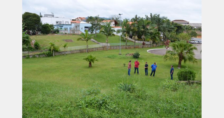 Vereadores visitam terreno onde será construída sede da PM Vereadores visitam terreno onde será construída sede da PM