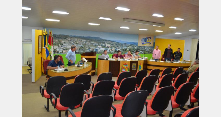 Proposta sobre níveis salariais divide plenário Proposta sobre níveis salariais divide plenário